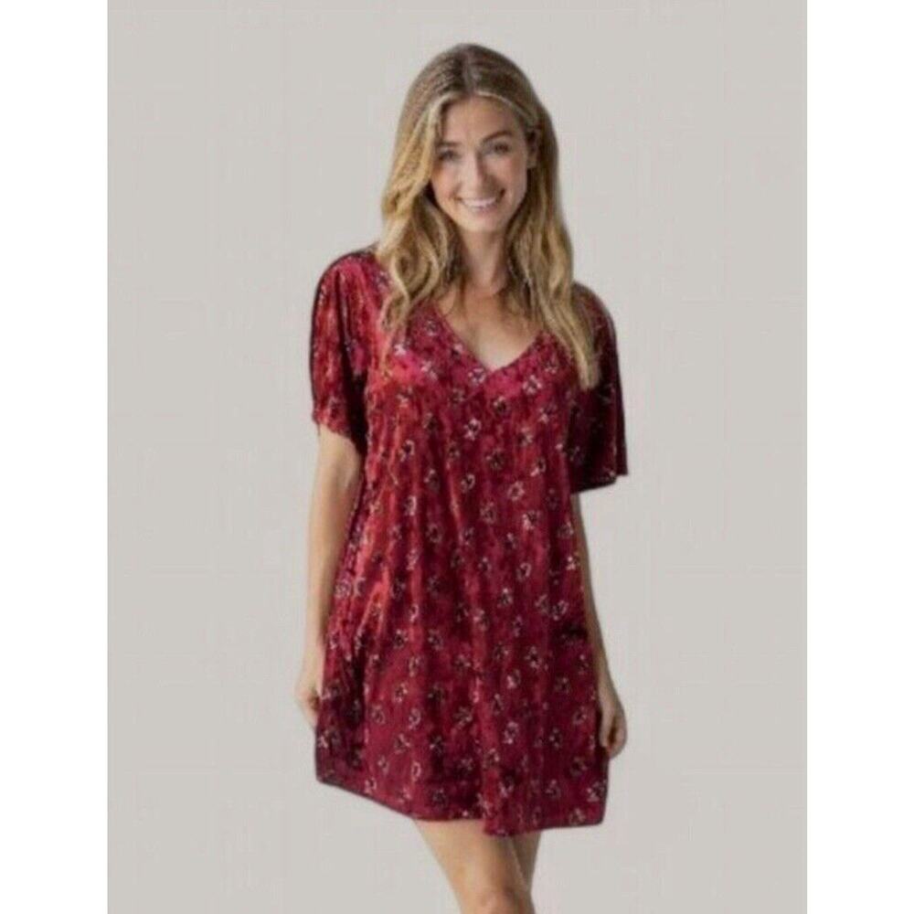 Women's Red V-Neck Short Sleeve Dress - Picture 3 of 11